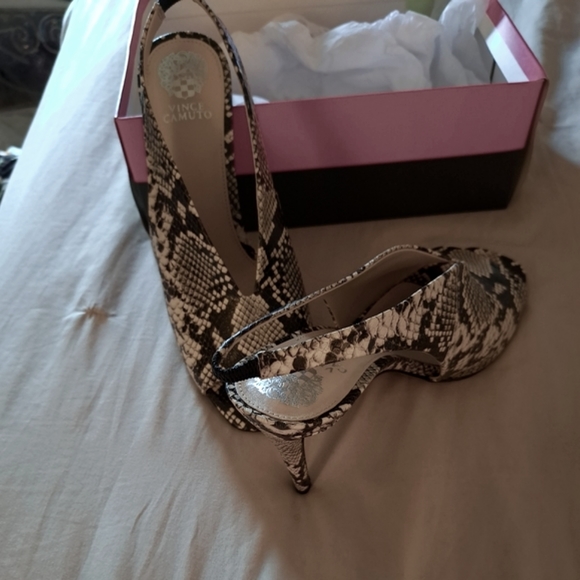 Vince Camuto, VC-Saisha Sling back, size 11M, color Black/Grey Snake Cruzeiro. - Picture 8 of 8